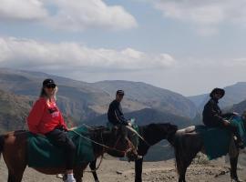 Xınalıq ELNUR GUEST HOUSE, New hotel, hotel di Xınalıq