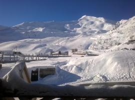 Appart 5 pers, pied des pistes à Piau-Engaly, au coeur de la station, hotel in La Celle-sous-Gouzon