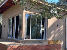 YVYRA Hotel & Cabañas, hotel v destinaci La Porteña