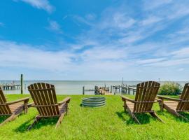 Dock and Fire Pits Hague Hideaway on the Potomac, hotel em Piney Point