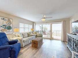 Oceanfront corner condo with sunrise-view balcony, pool & 1-minute walk to beach، فندق في فرناندينا بيتش