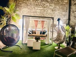 Private Rooftop Jacuzzi, Hotel in La Celle-sous-Gouzon