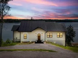 Someday Cottage Luxury Lakefront Views for 6 withPool & Billiards