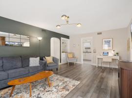 Beautiful Bungalow Next to CSU, Free Cruiser Bikes，位于柯林斯堡的酒店