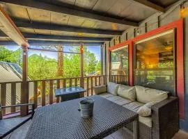 Walk to Downtown Ruidoso Cozy Wooded Retreat