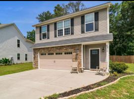Spacious 4Bdr house 15 Mins From Parris Island and Downtown Beaufort, casa rústica em Beaufort