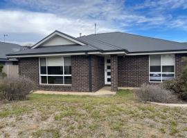 Glens Everyday Stay with Outdoor Firepit, ξενοδοχείο σε North Wagga