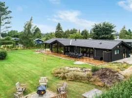 5 Bedroom Cozy Home In Væggerløse