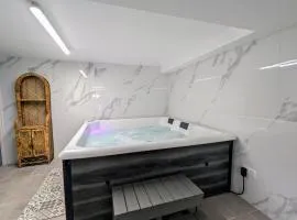Maison de campagne rénovée avec jacuzzi et espaces de détente - FR-1-589-833