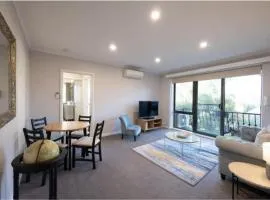 Central to Everything Spacious 1 Bedroom Apartment