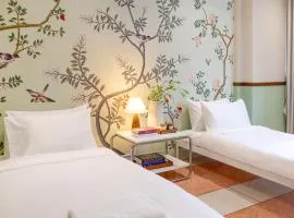 Newly Renovated, 4BR Townhouse , 5min MRT , Group