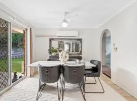 Charming Villa Walk to Mall, Quick City Access, Golf & Sports Nearby