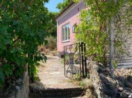 Mysigt stenhus i Simrishamn, hotel in Simrishamn