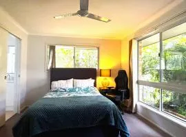 Charming Villa Walk to Mall, Quick City Access, Golf & Sports Nearby
