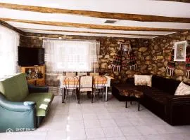 Casa La Umbra Muntilor