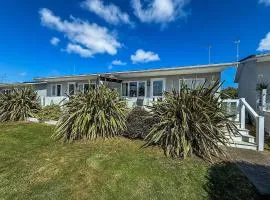 Cosy Chalet On A Beautiful Holiday Park In Lowestoft Ref 12080B