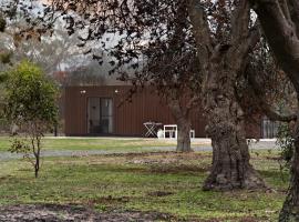 Hollow Mountain Cabin Laharum Dadswell Bridge, hotel que acepta mascotas en Laharum