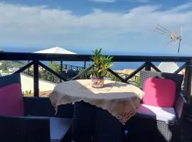Moderne Ferienwohnung mit privatem Balkon sowie Meer- und Gebirgsblick