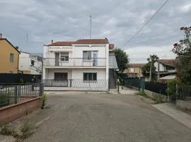 Casa luminosa, parcheggio sotto casa, zona tranquilla a due passi da negozi, parchi, ristoranti