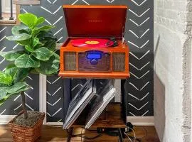 Sleeps 10 + Coffee bar + Game Room + Train to CHGO