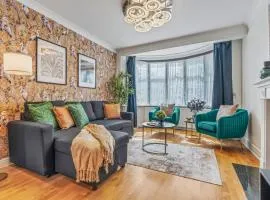 6 Bedroom Perivale Haven - Pool Table - Parking