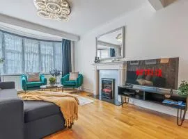 Stylish Suburban Escape - Perivale Haven- Pool Table