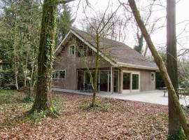 Spacious Forest Retreat with Wellness in Drenthe, hotel a Een