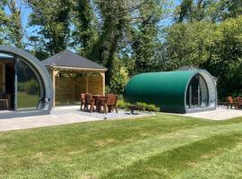 Kinelarty Luxury Glamping Pods Downpatrick, glamping site in Downpatrick