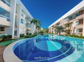 Apto Porto Smeralda Guarajuba c/ varanda - PSMC003, hotel in Camacari