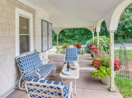 Private Heated Pool Family Cottage in Plymouth!, casa de campo em Plymouth