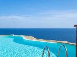 Villa Patty with infinity pool in front of the sea, parking and wifi