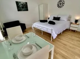 Stylish Studio with Parking, Countryside Views & Fast Wifi