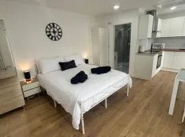 The Studio - Private Car Park with CCTV - Fast WiFi - Peaceful Retreat with Views for Business or Couples