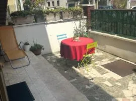 Warm and fully equipped studio