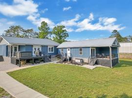 FLAT Lakefront Home w/ Dock-Kayaks-Paddle Board, hotel v destinaci New Tazewell