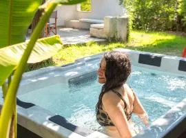 Jacuzzi Artistic Villa in Nea Makri