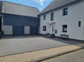 CJS Apartments - Chill or Drive am Nürburgring, Free Parking, WLan, Spacious Rooms, Quiet Location