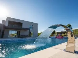 Villa River Rose with pool and jacuzzi, near the river beach