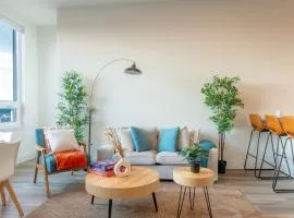 Act Now and Book 2-Queen Bed with NYC View! FREE Parking, Near Train Station