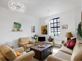 Stylish 2-bed Flat Art & Comfort In City Centre