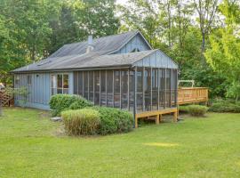 Pool Access Peaceful Cabin in The Woods Resort!, ξενοδοχείο σε Hedgesville