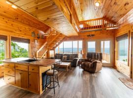 Eagles Nest Cabin with a private hot tub, hotel i Bryant