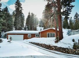 Tahoe Trail Retreat - Steps from the TRT, ξενοδοχείο σε Zephyr Cove