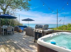 Chic Beach House: Waterfront, Vineyards, Hot Tub, hotell i Wading River