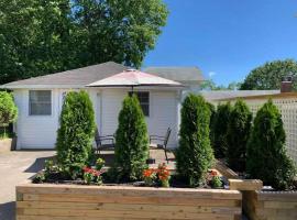 Seaside Stay: Waterfront with Views & Beach Access, hotel v destinaci Wading River