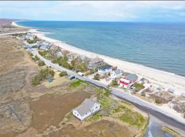 Seaside Stay: Waterfront with Views & Beach Access, hotel en Wading River