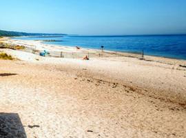 Seaside Stay: Waterfront with Views & Beach Access, ξενοδοχείο σε Wading River