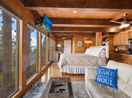 Stunning Views at Stargazer - Lakefront Studio、Crystal Bayのホテル