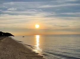 Sea Cliff Charm: 5 Mins to Beach, Firepit, hotell i Wading River