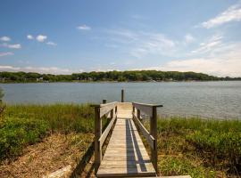 Private Waterfront Home: Dock, Kayaks, khách sạn ở Southold